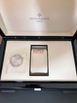 Patek Philippe Ref. 5320G-001: Ewiger Kalender mit Mondphase, 40mm Weißgold, cremefarbenes Blatt. Meisterwerk der Haute Horlogerie. Jetzt anfragen. bei Watchdeal